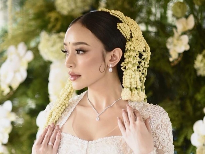 Selebgram Amanda Zahra melangsungkan akad nikah bersama kekasihnya, Minggu (7/12/2025).
