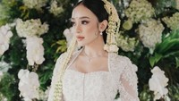 Amanda Zahra menikah dengan adat Sunda. (Foto: dok Instagram aamandazahra)