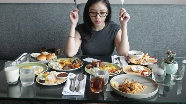 Pesona Amanda Zahra yang Hobi Kulineran di Resto Hits