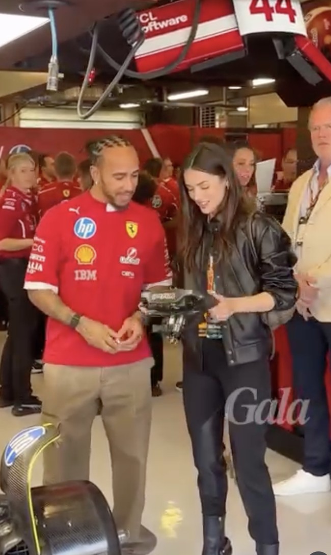 Lewis Hamilton perdana berpartisipasi sebagai tim Ferrari. Kabarnya, pebalap asal Inggris itu agak sedikit tertekan dan merasa kecewa karena performanya belum semaksimal yang diharapkan. Namun, kemunculan Ana de Armas berhasi membuatnya sedikit relaks dan tersenyum sebagaimana yang terlihat di salah satu unggahan di media sosial. (Foto: Instagram/@gala.fr)