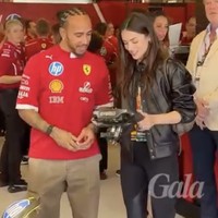 Lewis Hamilton perdana berpartisipasi sebagai tim Ferrari. Kabarnya, pebalap asal Inggris itu agak sedikit tertekan dan merasa kecewa karena performanya belum semaksimal yang diharapkan. Namun, kemunculan Ana de Armas berhasi membuatnya sedikit relaks dan tersenyum sebagaimana yang terlihat di salah satu unggahan di media sosial. (Foto: Instagram/@gala.fr)