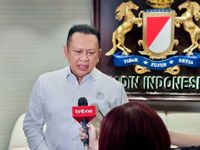 Truk Tangki Oleng Tabrak Pembatas Jalan Tol JORR hingga Ringsek