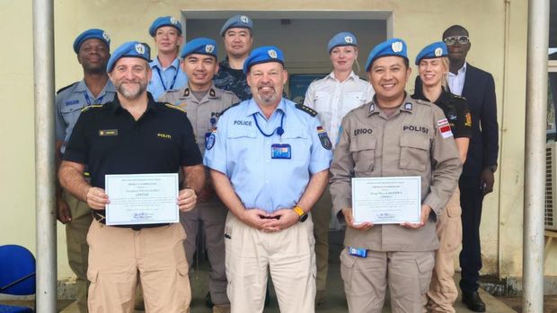 Anggota Polres Klaten Anggota Polres Klaten, Bripka Eriqo Wayan Kusuma, saat mendapat penghargaan dari Police Commissioner UNMISS Meinolf Schlotmann.