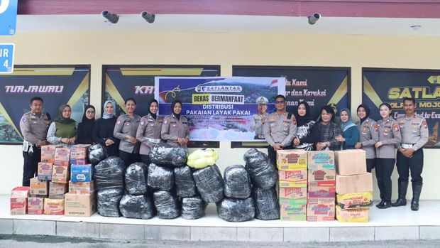 Anggota Polresta Mojokerto Kota salat gaib dan kirimkan bantuan untuk korban bencana di Sumatera.