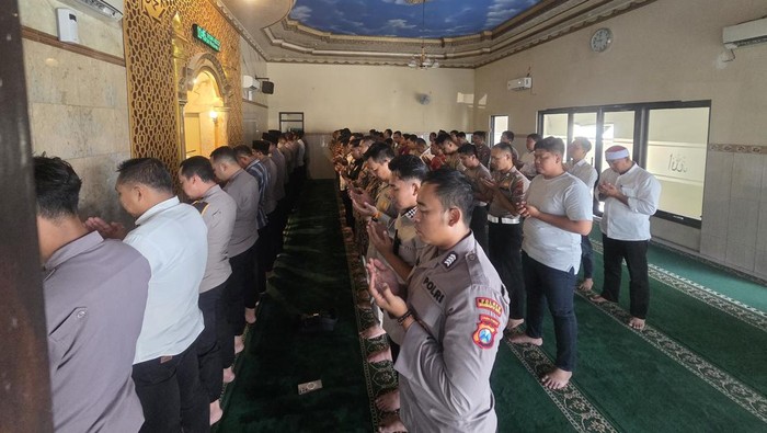 Polres Mojokerto Kota Salat Gaib-Kirim Bantuan ke Korban Bencana Sumatera