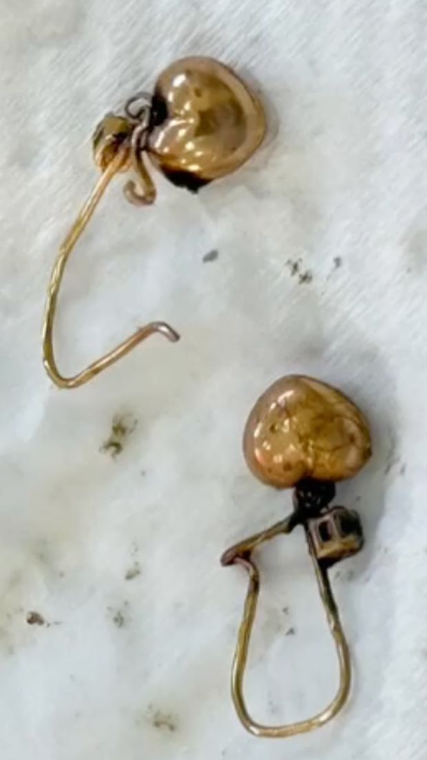 Anting-anting berbandul bentuk hati, properti jasad bocah korban galodo, Kecamatan Pelambayan, Agam.