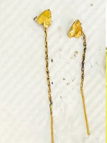 Anting-anting properti jasad perempuan korban galodo di Kecamatan Pelambayan, Kabupaten Agam, Sumbar.