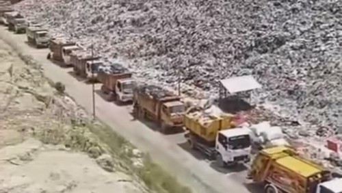 Tangkapan layar suasana antrean panjang di TPA Kebon Kongok, Senin (8/12/2025).