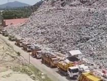 Sopir Truk Terpaksa Menginap Demi Buang Sampah di TPA Kebon Kongok