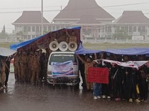 Desak Presiden Prabowo Cabut PMK 81, Kades di Lembata NTT Rela Hujan-hujanan