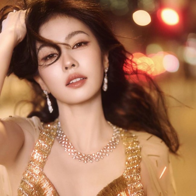 Potret Cantik Bai Lu di iQIYI Award 2025, Borong Penghargaan Jadi Kontroversi