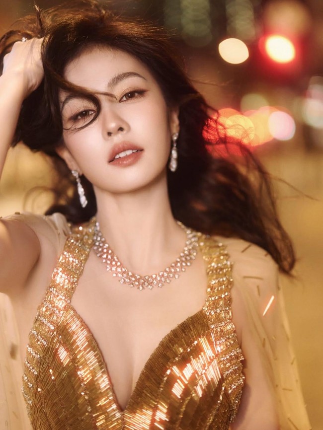 Potret Cantik Bai Lu di iQIYI Award 2025, Borong Penghargaan Jadi Kontroversi