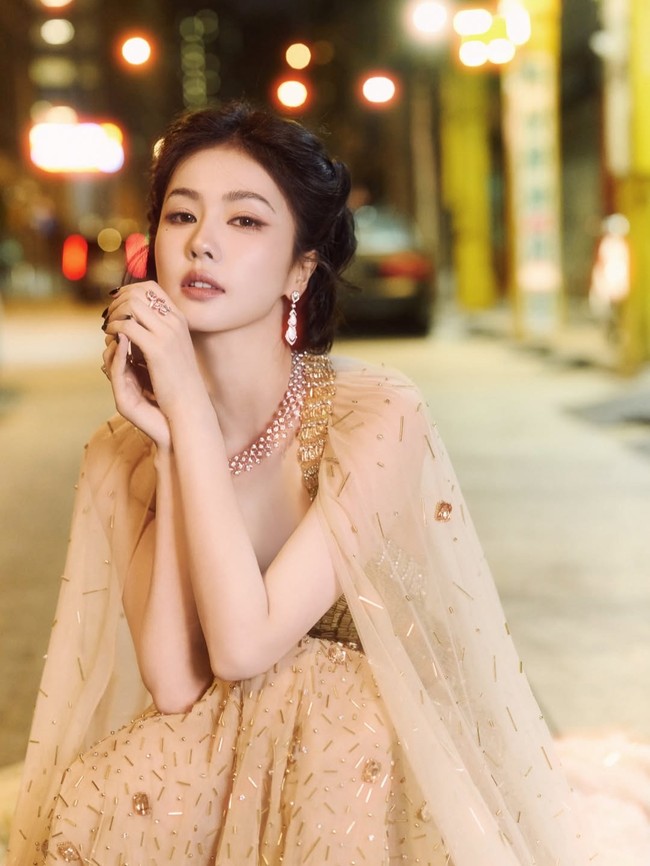 Di acara tersebut, Bai Lu dan Yang Mi sama-sama duduk di posisi tengah meja yang memicu topik tren di Weibo dengan judul Bai Lu dan Yang Mi sama-sama duduk di tengah.  Dilihat lebih dari 60 juta kali, topik tersebut memicu perang sengit antar fans. Foto: Weibo