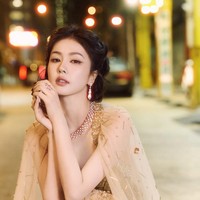 Di acara tersebut, Bai Lu dan Yang Mi sama-sama duduk di posisi tengah meja yang memicu topik tren di Weibo dengan judul Bai Lu dan Yang Mi sama-sama duduk di tengah.  Dilihat lebih dari 60 juta kali, topik tersebut memicu perang sengit antar fans. Foto: Weibo