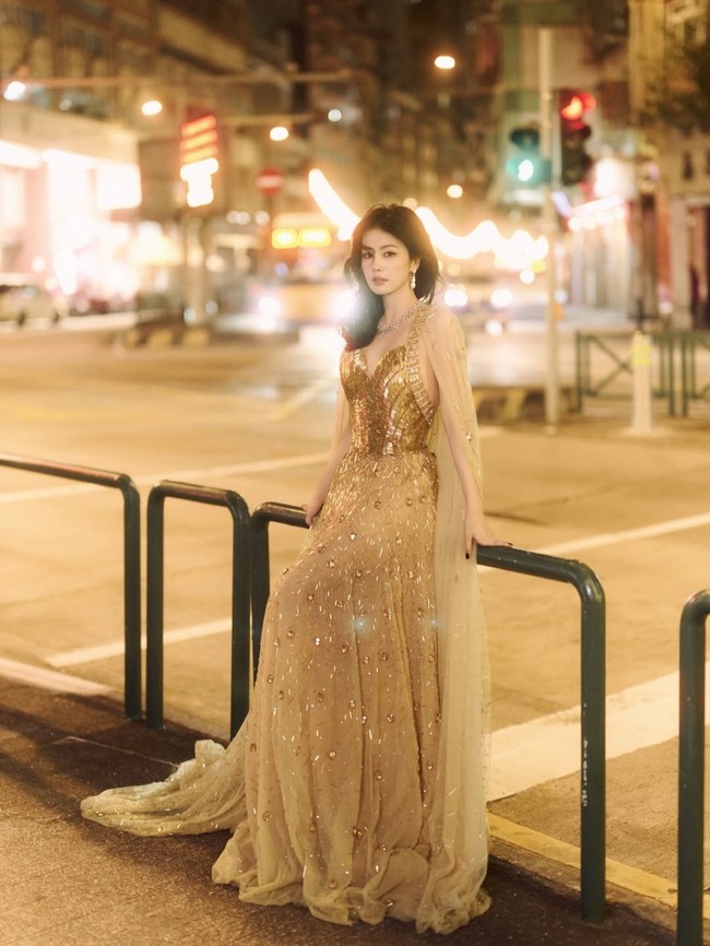 Bai Lu mengenakan beberapa busana, salah satunya adalah gaun bernuansa emas yang menonjolkan kecantikannya.   Foto: Weibo