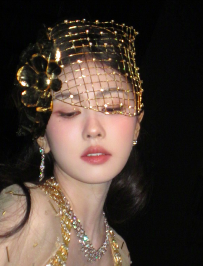 Pada 2025, Bai Lu sendiri merilis tiga drama di platform iQIYI, yaitu Moonlight Mystique, Northward, dan Feud. Semua dramanya cukup solid hingga banyak penonton menyebutnya sebagai “Putri iQIYI”. Karenanya, tidak heran jika ia jadi bintang utama yang diposisikan di tengah. Foto: Weibo