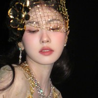 Pada 2025, Bai Lu sendiri merilis tiga drama di platform iQIYI, yaitu Moonlight Mystique, Northward, dan Feud. Semua dramanya cukup solid hingga banyak penonton menyebutnya sebagai “Putri iQIYI”. Karenanya, tidak heran jika ia jadi bintang utama yang diposisikan di tengah. Foto: Weibo