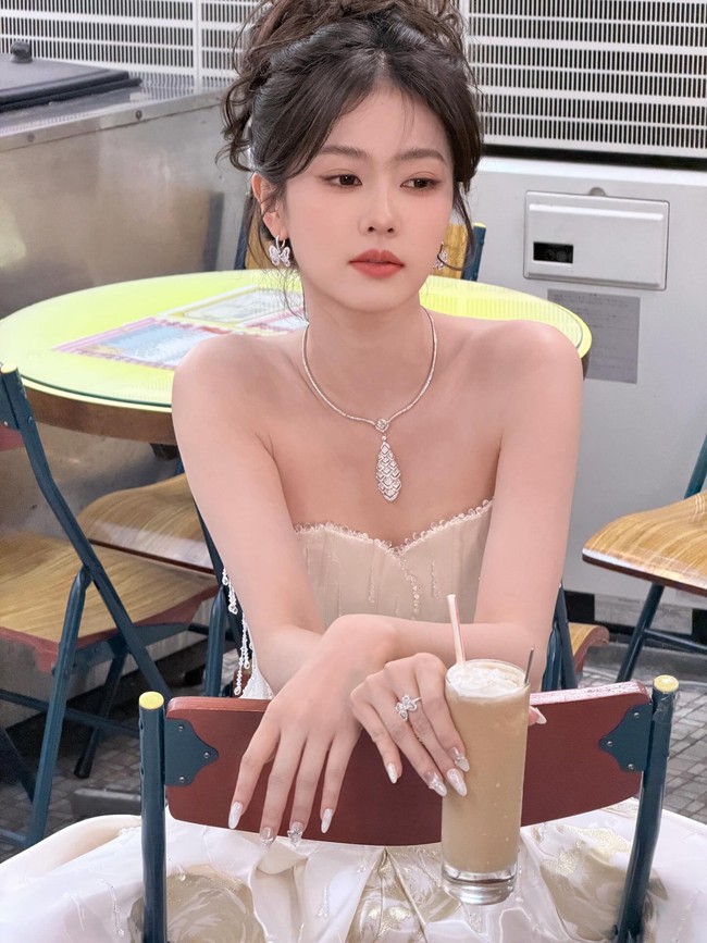 Aktris Bai Lu dijuluki Putri iQIYI karena popularitasnya di situs streaming tersebut. Namun kehadirannya dalam ajang penghargaan beberapa waktu lalu mengundang kontroversi karena masalah tempat duduk. Foto: Weibo