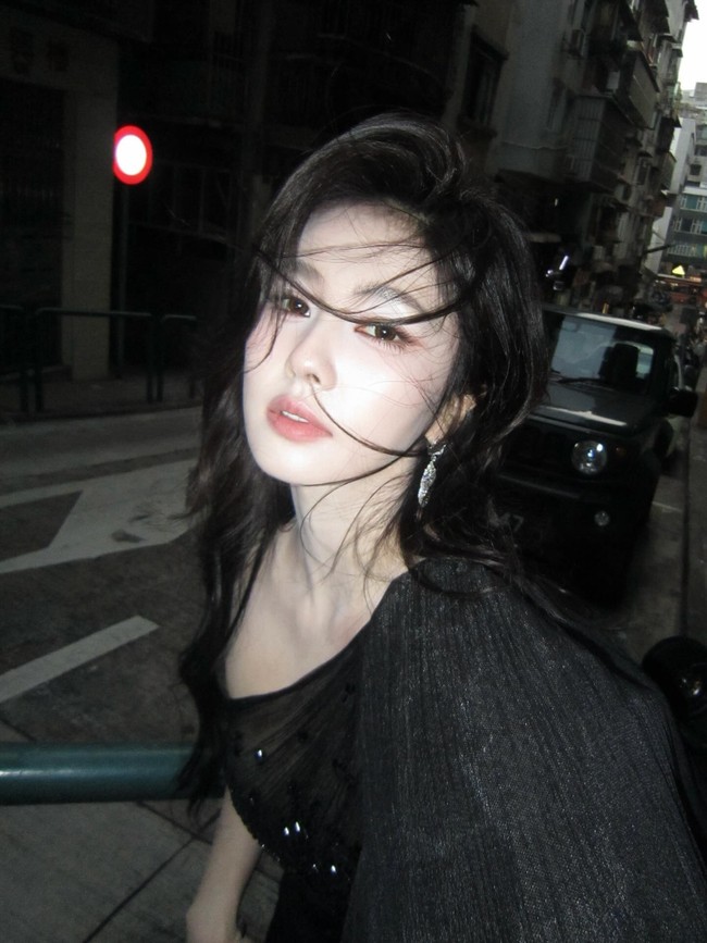 Malam itu Bai Lu kembali menuai perbincangan karena penghargaannya. Untuk kategori Karakter Paling Dicintai, para pemenang yang awalnya diumumkan  adalah Li Qin (Fated Hearts), Yang Mi (This Thriving Land), dan Liu Shi Shi (Love in Pavilion) yang ditentukan melalui voting penggemar berbayar. Namun, ketika diumumkan, Bai Lu secara tak terduga menggantikan Liu Shi Shi. Foto: Weibo