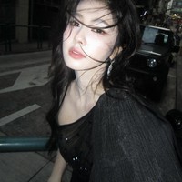 Malam itu Bai Lu kembali menuai perbincangan karena penghargaannya. Untuk kategori Karakter Paling Dicintai, para pemenang yang awalnya diumumkan  adalah Li Qin (Fated Hearts), Yang Mi (This Thriving Land), dan Liu Shi Shi (Love in Pavilion) yang ditentukan melalui voting penggemar berbayar. Namun, ketika diumumkan, Bai Lu secara tak terduga menggantikan Liu Shi Shi. Foto: Weibo