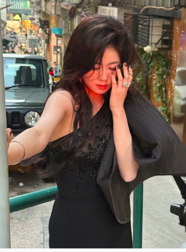 Penggemar Yang Mi menuduh Bai Lu memanfaatkan ketenaran seniornya dan mencoba menempatkan dirinya setara dengan pemain ‘Eternal Love’ tersebut. Banyak yang berpendapat pengalaman, karya, dan pengaruh Bai Lu belum selevel dengan Yang Mi. Foto: Weibo