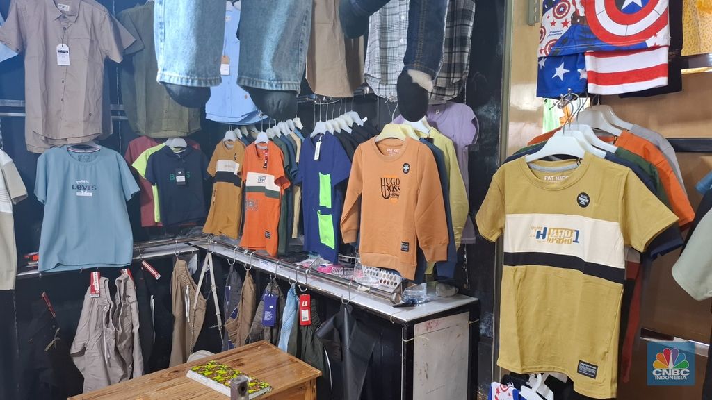 Baju tanpa label asal impor diperdagangkan di Pasar Tanah Abang, Jumat (5/12/2025). (CNBC Indonesia/Chandra Dwi Pranata)