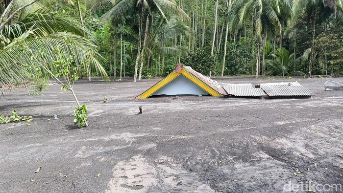 Banjir lahar Semeru menenggelamkan 15 rumah di Lumajang