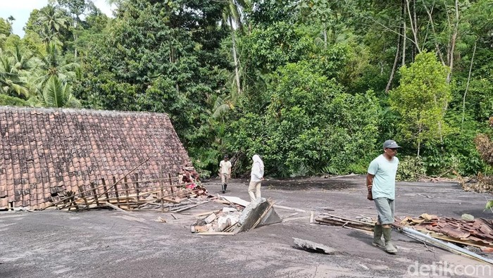 Banjir lahar Semeru menenggelamkan 15 rumah di Lumajang