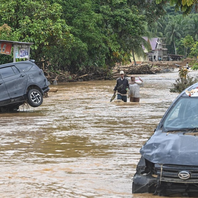 Banjir Menggenangi Tukka, Jalan Berlumpur Hambat Penyaluran Bantuan