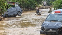 Kondisi semakin sulit akibat endapan tanah dan lumpur tebal yang menutup ruas jalan, hasil dari kombinasi banjir dan longsor yang terjadi secara beruntun di wilayah tersebut. ANTARA FOTO/Muhammad Adimaja
