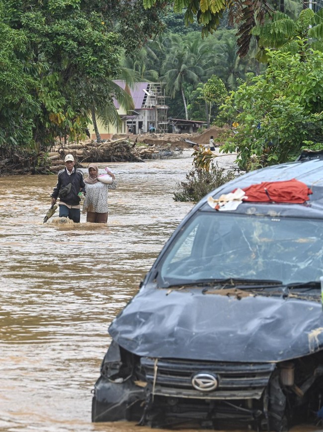 Banjir Menggenangi Tukka, Jalan Berlumpur Hambat Penyaluran Bantuan
