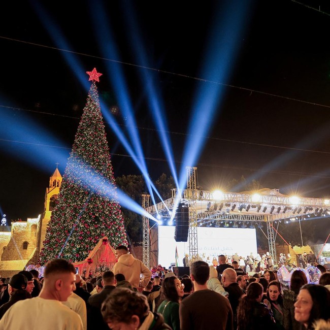 Betlehem Sambut Musim Natal dengan Sukacita dan Penerangan Pohon Raksasa