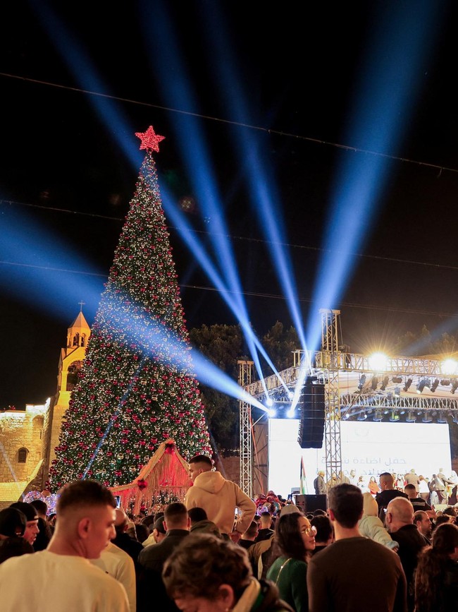 Betlehem Sambut Musim Natal dengan Sukacita dan Penerangan Pohon Raksasa