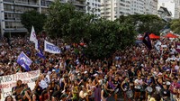 Ribuan orang turun ke jalan di Rio de Janeiro untuk memprotes meningkatnya kasus femisida dan kekerasan berbasis gender yang terus terjadi di Brasil. REUTERS/Marina Calderon