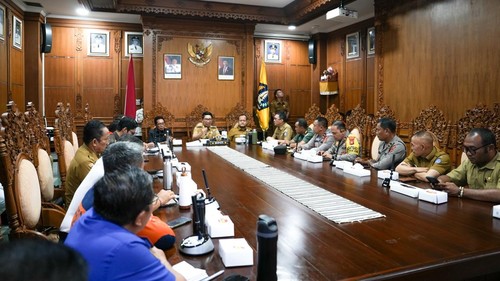 Bupati Badung, I Wayan Adi Arnawa, memimpin rakor lintas sektoral untuk persiapan pengamanan Nataru 2025/2026 di Ruang Nayaka Gosana I, Puspem Badung, Senin (8/12/2025). (Dok. Pemkab Badung)