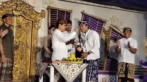 Bupati Badung, I Wayan Adi Arnawa, menghadiri acara HUT  ke-55 STT Ersanya Sudira Jaya di Balai Banjar Perarudan, Desa Jimbaran, Minggu malam (7/12/2025). (Dok. Pemkab Badung)