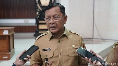 Bupati Buleleng, I Nyoman Sutjidra, saat ditemui seusai pemaparan Rancangan Awal RPJMD 2025-2029 di Ruang Rapat Gabungan DPRD Buleleng, Senin (5/5/2025). (Made Wijaya Kusuma/detikBali)