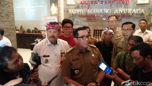 Bupati Tabanan I Komang Gede Sanjaya seusai pertemuan dengan petani dan pengusaha lokal Jatiluwih di kantor Bupati Tabanan, Senin (8/12/2025). (Krisna Pradipta)