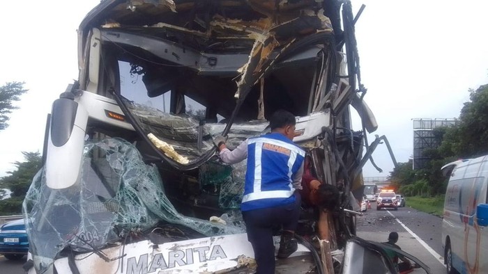 Bus Tabrak Truk di Tol Jagorawi gegara Sopir Ngantuk, Kernet Terluka