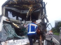 Video: Bus Tabrak Truk di Tol Jagorawi gegara Sopir Mengantuk