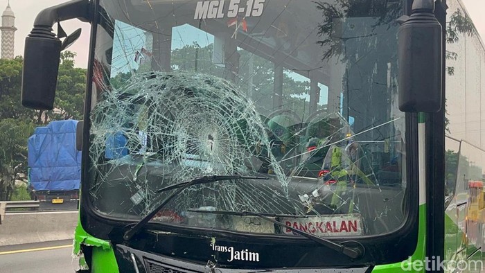 3 Kecelakaan Termasuk Bus Trans Jatim yang Bikin Tol Satelit-Perak Macet