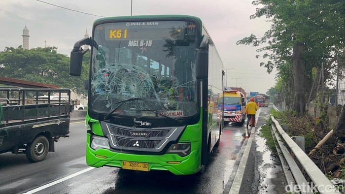 Kronologi Tabrakan Beruntun Bus Trans Jatim di KM 8 Tol Satelit-Perak
