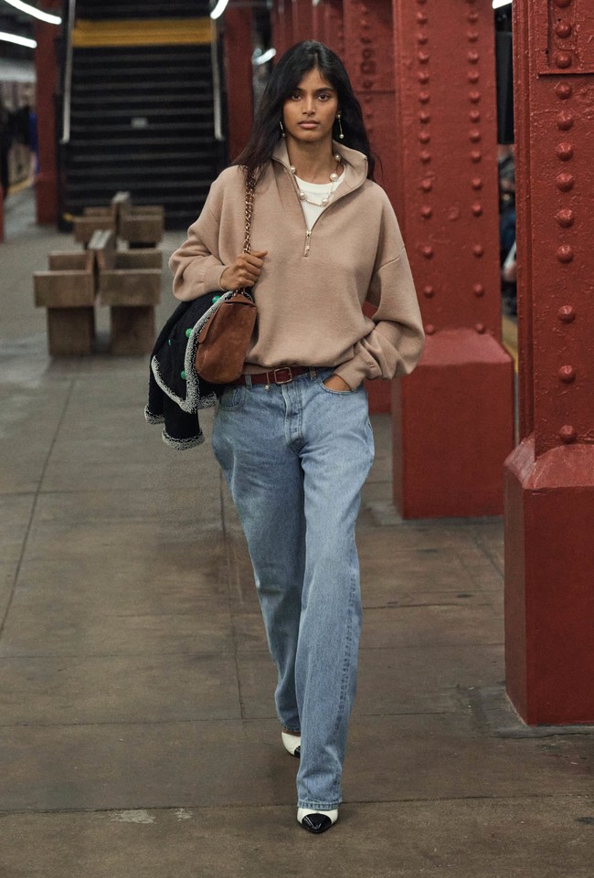 Dalam pagelaran, ia awalnya terlihat berjalan di subway sebelum akhirnya masuk ke panggung peragaan bertema stasiun kereta bawah tanah tersebut. Foto: Dok. Chanel