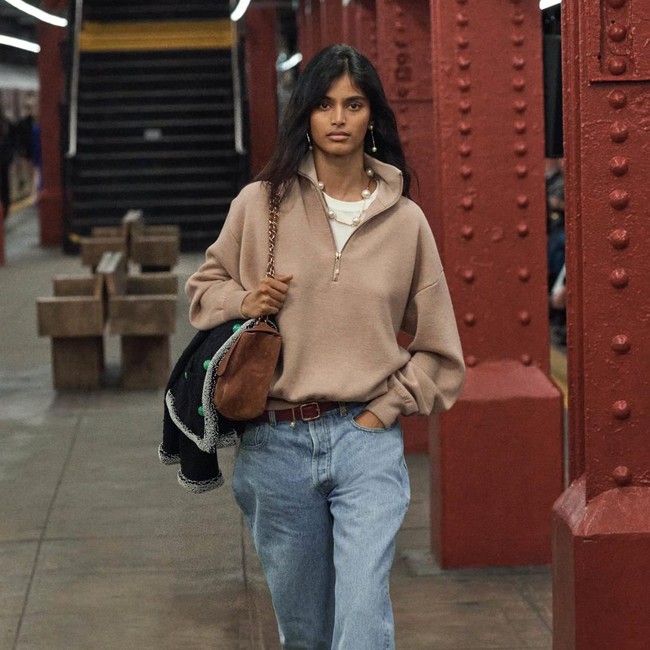 Potret Bhavitha Mandava, Model India Cetak Sejarah, Direkrut di Stasiun Kereta