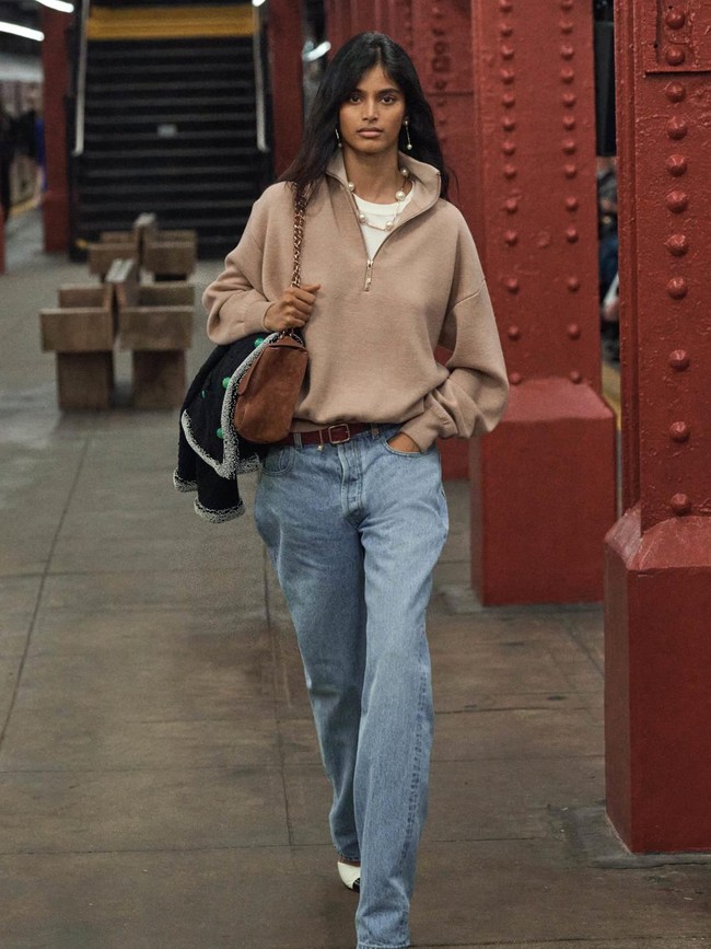 Potret Bhavitha Mandava, Model India Cetak Sejarah, Direkrut di Stasiun Kereta