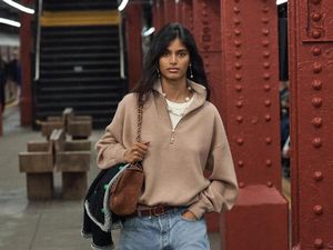 Potret Bhavitha Mandava, Model India Cetak Sejarah, Direkrut di Stasiun Kereta