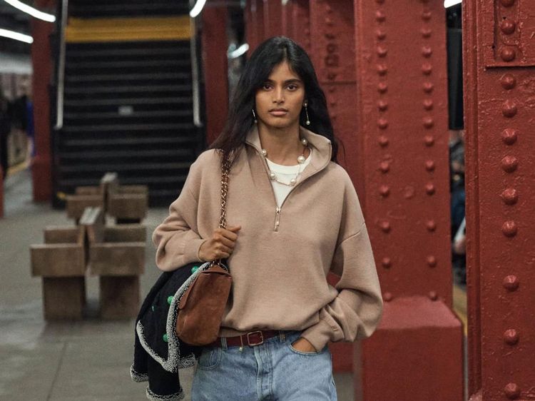 Potret Bhavitha Mandava, Model India Cetak Sejarah, Direkrut di Stasiun Kereta