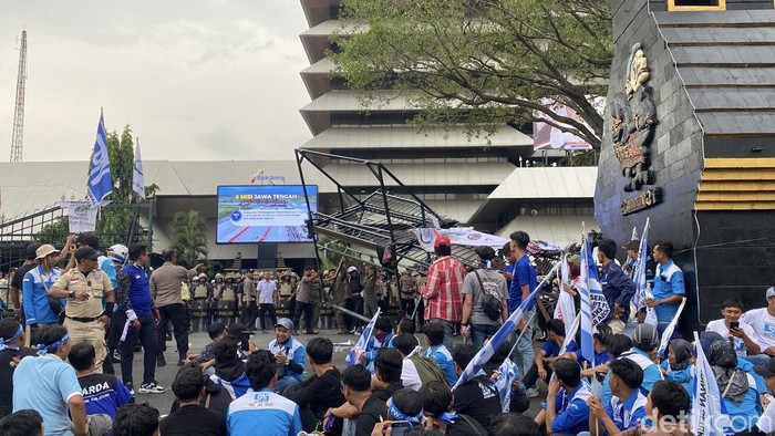 Massa Buruh Jateng Tuntut Kenaikan Upah di Gubernuran, Sempat Jebol Gerbang