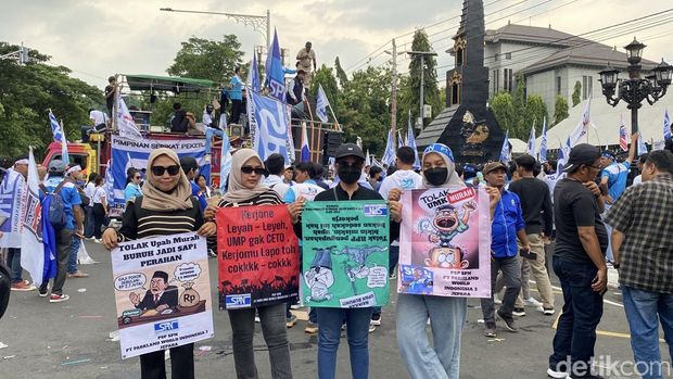 Suasana demo buruh di depan Gedung Gubernur Jateng, Jalan Pahlawan, Kelurahan Mugassari, Kecamatan Semarang Selatan, Kota Semarang, Senin (8/12/2025).
