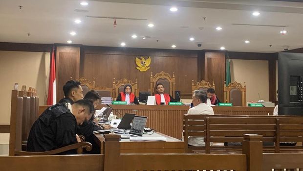 Djunaidi Nur tertawa saat ditanya apa untungnya membelikan Rubicon ke eks Dirut Inhutani V (Mulia/detikcom)